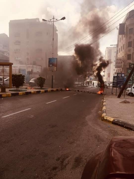 عودة الكهرباء في عدن بعد ثلاثة أيام من التوقف جراء نفاد الوقود