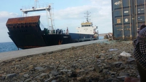 سفينة إماراتية مجهولة الحمولة تصل ميناء سقطرى
