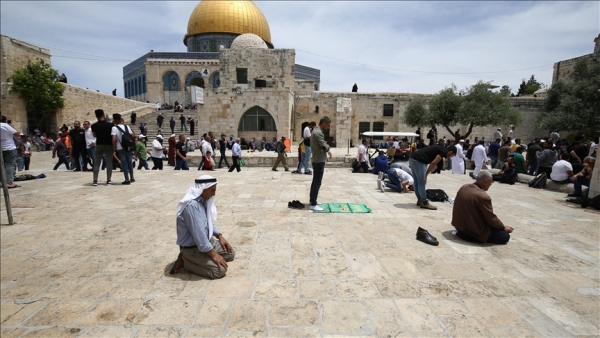 آلاف الفلسطينيين يتوافدون إلى المسجد الأقصى لإحياء ليلة القدر