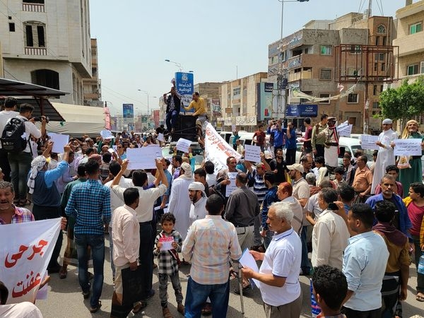 تواصل المظاهرات في تعز للمطالبة برحيل المحافظ وإقالة ومحاكمة الفاسدين