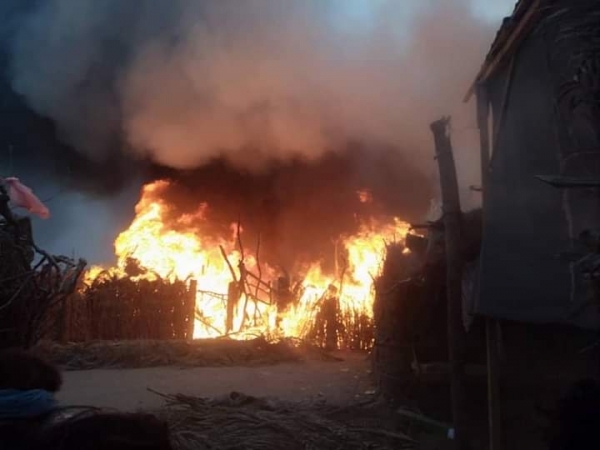 حريق يلتهم منازل أربعين أسرة نازحة جنوبي الحديدة (فيديو)