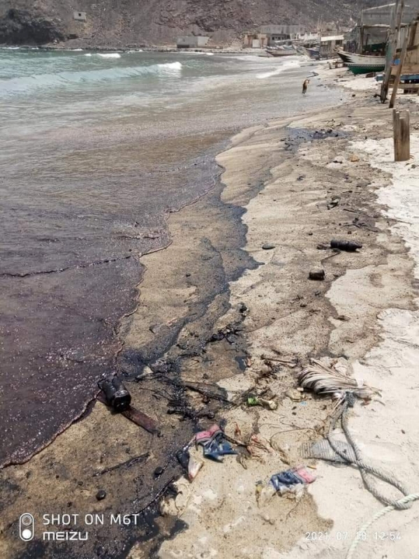 صيادون يشكون من تسربات زيتية سامة في سواحل عدن