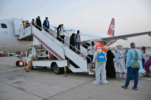 وصول الدفعة الرابعة من اليمنيين العالقين في الهند إلى عدن