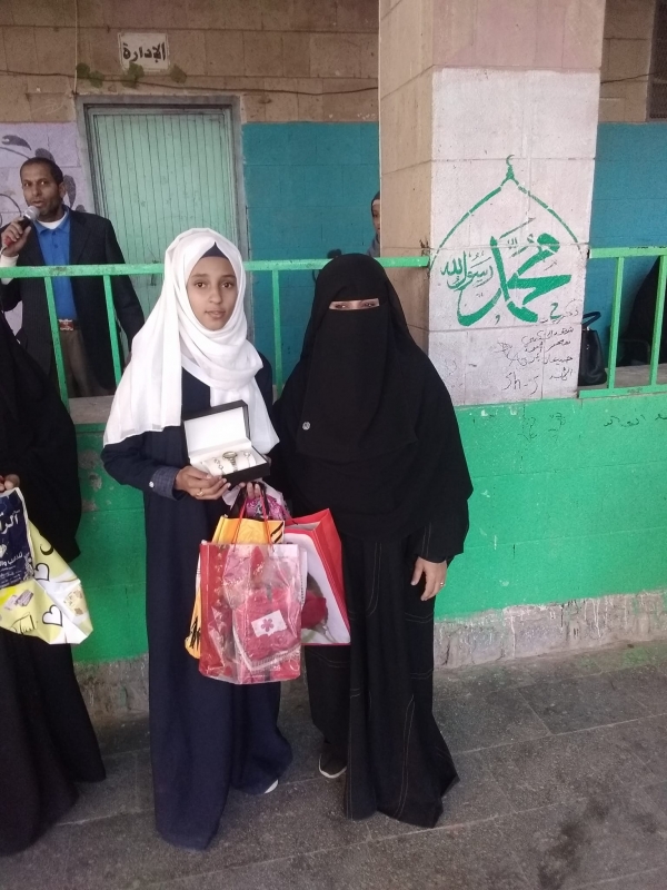 صنعاء.. مدرسة خاضعة للحوثيين تفصل طالبة على خلفية رفضها ترديد شعار 
