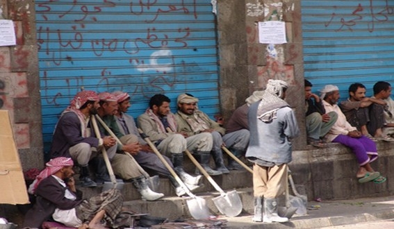 عمال اليمن.. ديون تثقل كاهلهم وفقر يعجزهم عن توفير احتياجات أسرهم