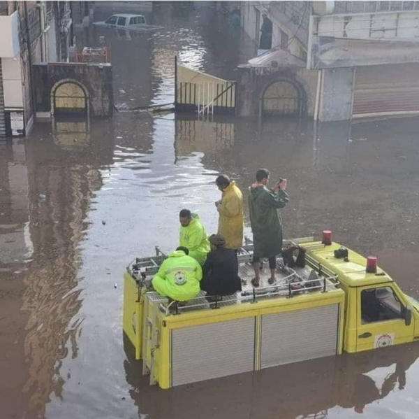 صنعاء.. أمطار غزيرة وتدفق للسيول تحول شوارع العاصمة إلى بحيرات 