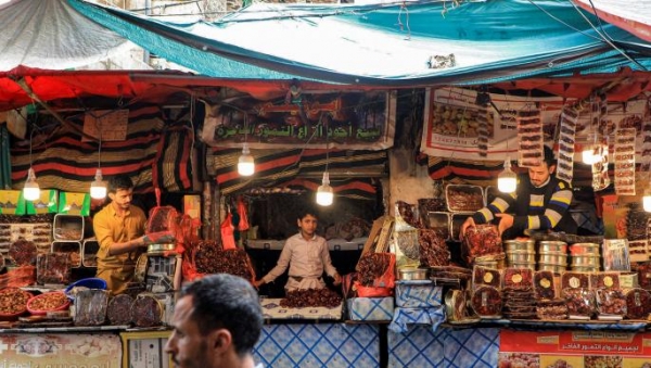 غلاء فاحش في اليمن: أزمة رواتب تفاقم انهيار القدرة الشرائية