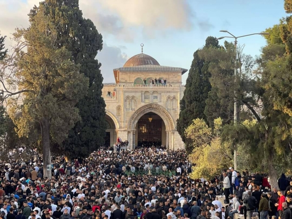 120 ألفا يؤدون صلاة عيد الفطر بالمسجد الأقصى