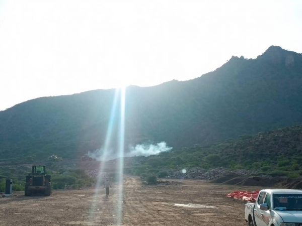 بالطيران المسير.. الحوثيون يستهدفون معدات خاصة بشق وسفلتة طريق 