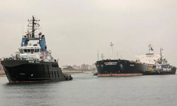 جنوح سفينة بقناة السويس في مصر والسلطات تتمكن من تعويمها