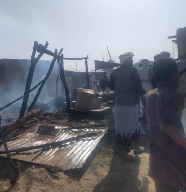 إخماد حريق في إحدى مخيمات النازحين غربي محافظة مأرب