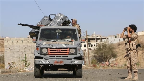 بالتزامن مع زيارة وزير الدفاع لتعز.. مواجهات بين الجيش والحوثيين في جبهة 