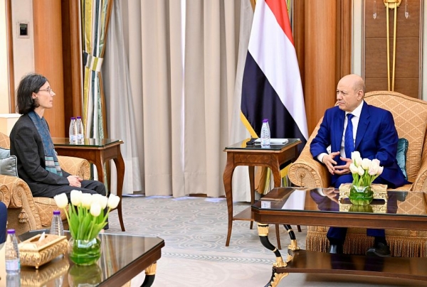 العليمي يناقش مع السفيرة الفرنسية إطلاق عملية سياسية شاملة لإحلال السلام في اليمن