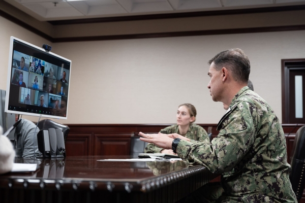 قائد القيادة المركزية الأمريكية: القوات اليمنية شريك قيّم لتعزيز السلام في المنطقة