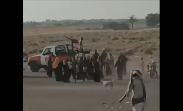 الحوثيون يختطفون مواطنين بعد مداهمة قريتهم في الحديدة