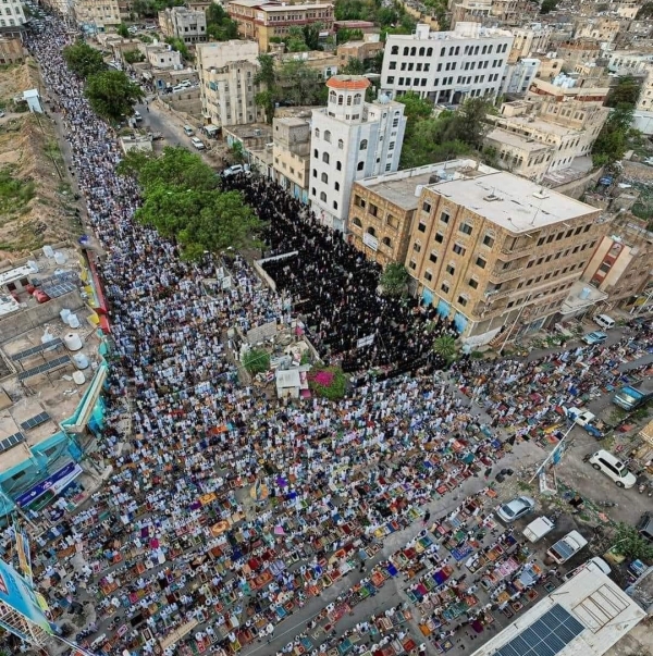 آلاف اليمنيين يؤدون صلاة الأضحى بتعز تنديدا بجرائم اسرائيل ودعما لغزة