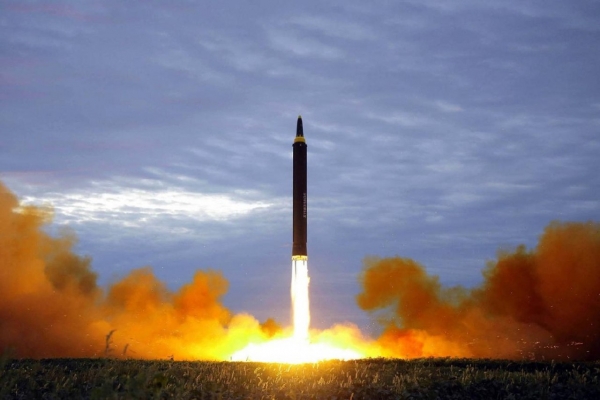 كوريا الشمالية تطلق صاروخين باليستيين قصيري المدى قبالة الساحل الشرقي