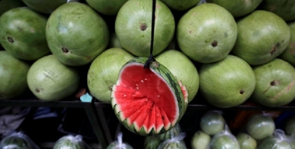البطيخ والصيف.. ماذا تصنع الفاكهة المحبوبة بأجسامنا؟