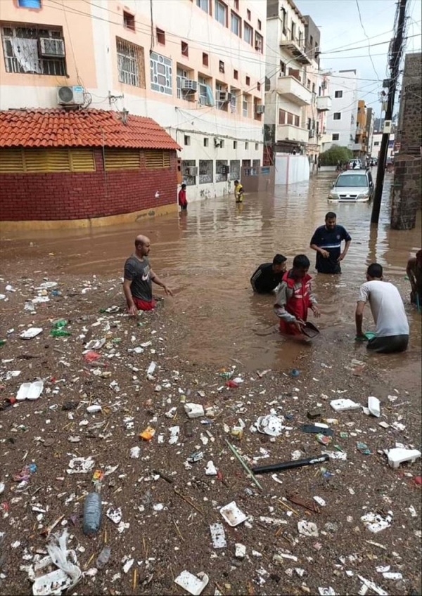 المنخفض الجوي.. سيول الأمطار تُغرق شوارع عدن وتخلف خسائر مادية