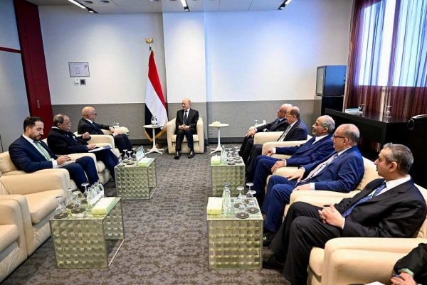 اليمن يبحث مع البحرين تهديدات الحوثيين في البحر الأحمر واستئناف الرحلات الجوية بين البلدين