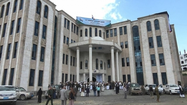 محكمة في إب تحتجز سيارة مواطن لإجبار نجله المغترب على تنفيذ حكم تعسفي