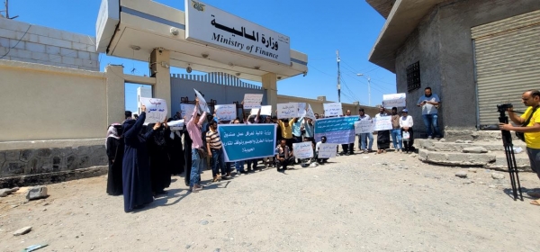 طالبوا بإلغاء قيود المالية على استقلالية الصندوق.. احتجاجات لموظفي صندوق صيانة الطرق في عدن