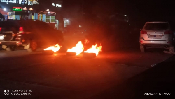 أبناء المكلا يقطعون شوارع المكلا رفضا لزيارة الزبيدي لحضرموت 