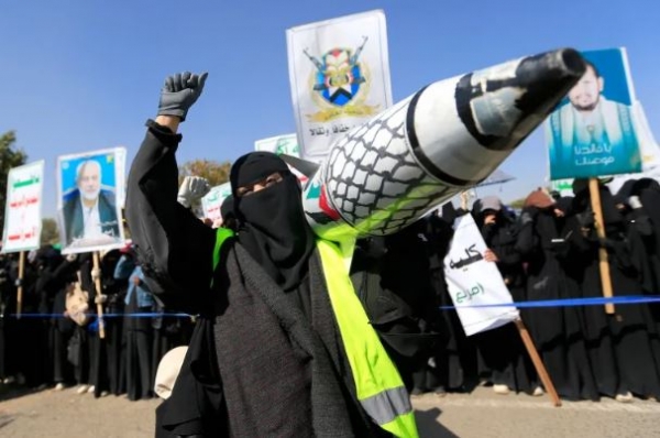 مجلة أمريكية: هل انتهت لعبة الحوثيين.. وما الذي يمكن أن تحققه الضربات الأمريكية؟ (ترجمة خاصة)