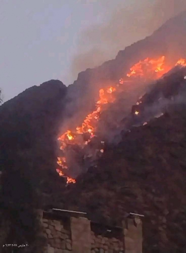تعز.. حريق متواصل في جبل صبر يقترب من منازل المواطنين وسط مناشدات للتدخل