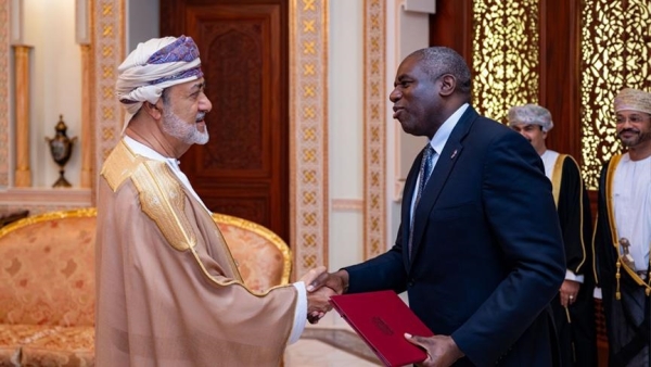 سلطان عمان يبحث مع وزير خارجية بريطانيا التطورات الإقليمية والدولية