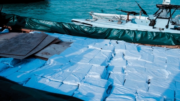 كانت في طريقها للحوثيين.. ضبط 14 بحارا وسفينتين على متنها قطع حربية مهربة