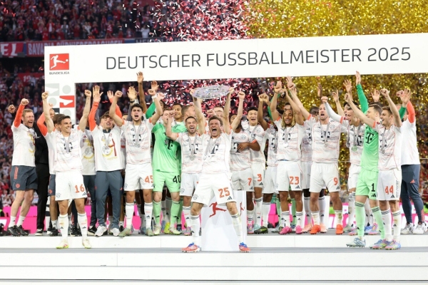 بايرن ميونخ يتسلم درع الدوري الألماني