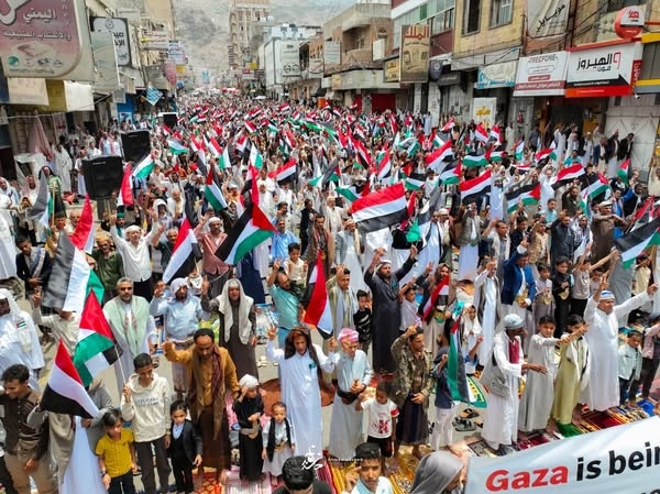 تعز.. وقفة إحتجاجية حاشدة تنديدًا بمجازر الاحتلال المستمرة في غزة