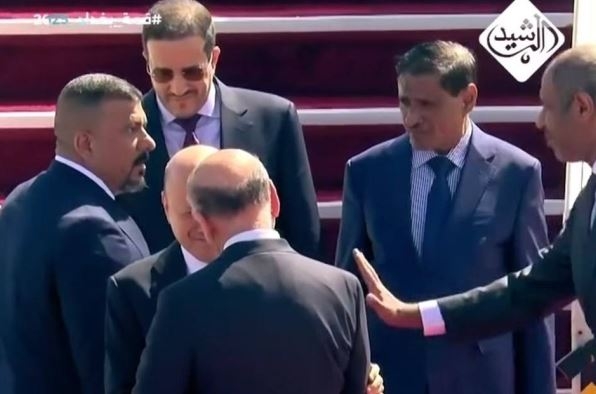 العليمي في قمة العراق.. صحيفة مصرية تصفه بالمقيم في السعودية وإحراج دبلوماسي في مطار بغداد