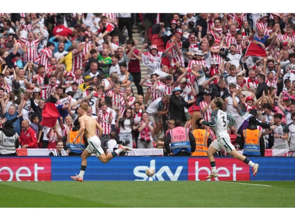 سندرلاند يعود إلى الدوري الإنجليزي الممتاز بعد غياب 8 سنوات