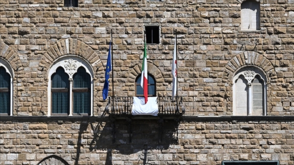 إيطاليا.. أكفان في الشرفات تخليدا لضحايا الهجمات الإسرائيلية على غزة