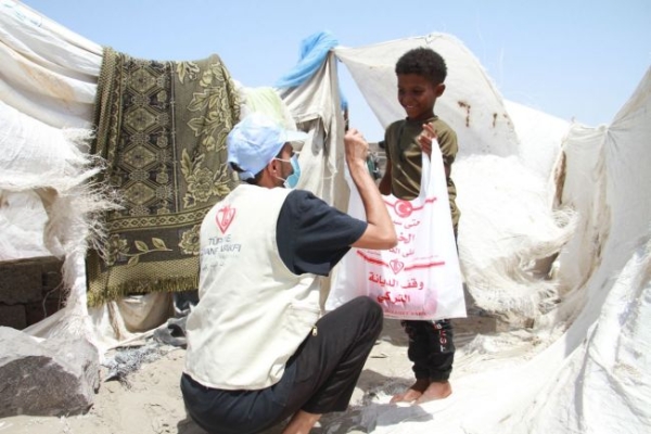 وقف الديانة التركي يوزع لحوم الأضاحي على 252 ألف مستفيد في أربع محافظات يمنية