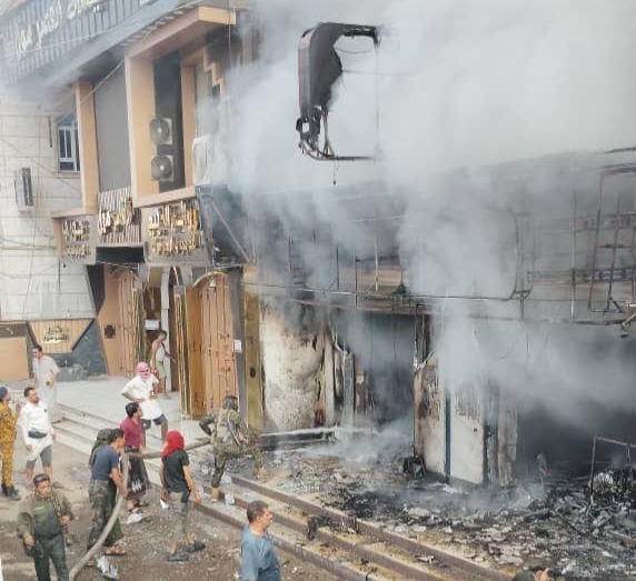 نتيجة ماس كهربائي.. خسائر مادية بحريق هائل وسط مدينة مأرب