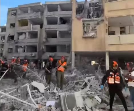 حرب إسرائيل وإيران.. هجوم صاروخي كبير على تل أبيب وبئر السبع