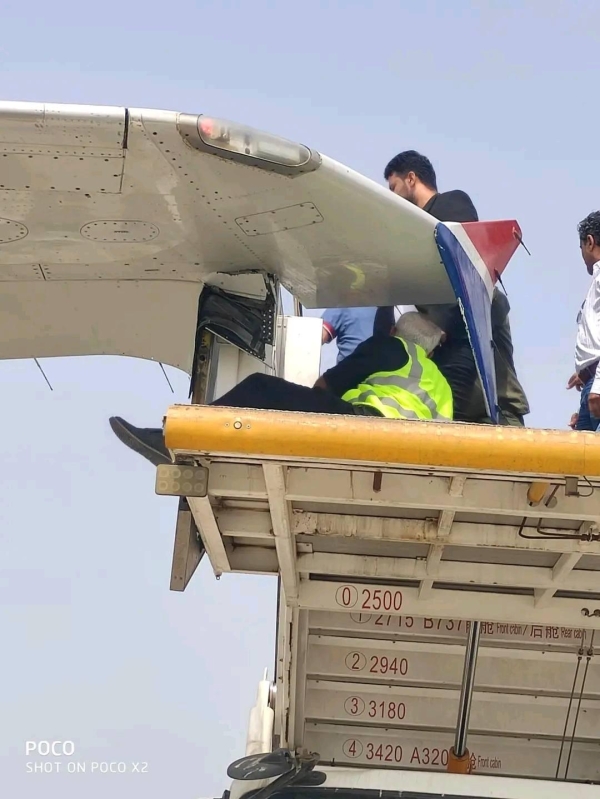 تضرر جناح إحدى طائرات الخطوط اليمنية نتيجة اصطدام بعربة سلّم في مطار عدن