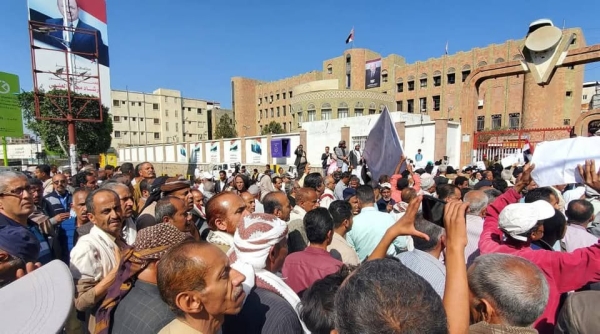 تعز.. مظاهرة حاشدة للمعلمين للمطالبة بصرف ورفع الرواتب ومعالجة انهيار العملة