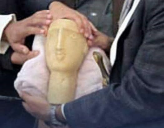 مواطن يسلِّم قطعة أثرية نادرة لهيئة المتاحف بصنعاء