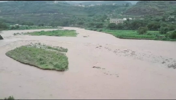 سيول الأمطار تجرف امرأة في إب