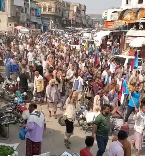 الضالع.. مظاهرة حاشدة تنديدًا بتدهور العملة الوطنية وانهيار الخدمات