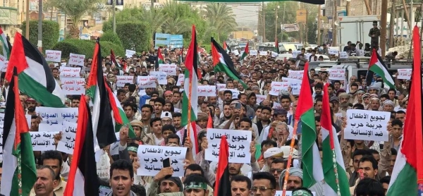 مظاهرة حاشدة في مأرب تضامنا مع فلسطين وللمطالبة بوقف جرائم التجويع في غزة