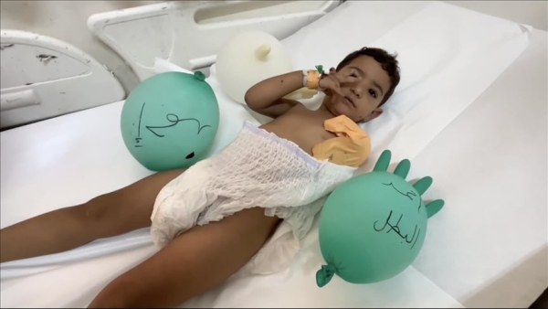 الطفل أحمد.. جائع ومبتور اليد في مستشفى بلا أدوية بغزة