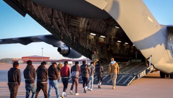 بينهم يمني.. واشنطن ترحل خمسة مهاجرين إلى سجن بإفريقيا