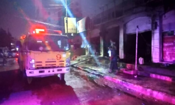 الدفاع المدني بشرطة مأرب يخمد حريقا نشب في محل تجاري للمفروشات