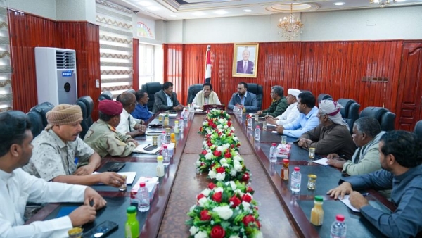 محافظ المهرة يشدد على مراقبة الأسعار وزير الأشغال: الحكومة ضخت 100 مليون دولار للبنك