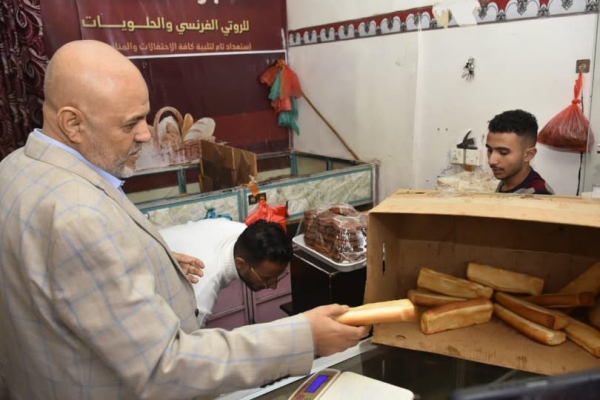 محافظ تعز يبحث التخفيضات السعرية ويقوم بزيارات ميدانية للمحلات التجارية